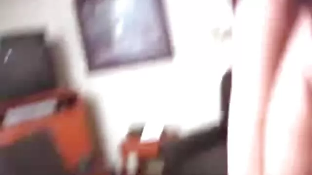 Vékony szőke aranyos arccal Aubrey Addams maszturbál a kamera előtt szőrös punci pornó