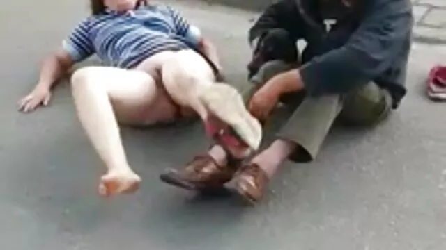 A világos hajú, nyüzsgő szépség két nagy farkával kifényesíti a szüzesség elvesztése video száját