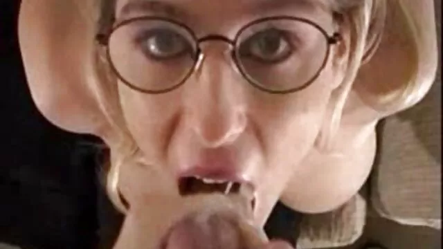 Natalie Porkman rendetlen arckezelést kap egy kemény fejjel lefelé fordított torokbaba online pornó filmek után
