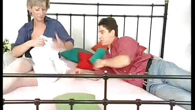 Csodálatos cuki édes cicikkel az erotikus masszázst roma punci forró szexré varázsolja