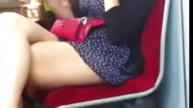 Az indiai szeksz videok kanyargós, dögös csaj Priya Rai egyedül megy, és megdörzsöli nedves punciját
