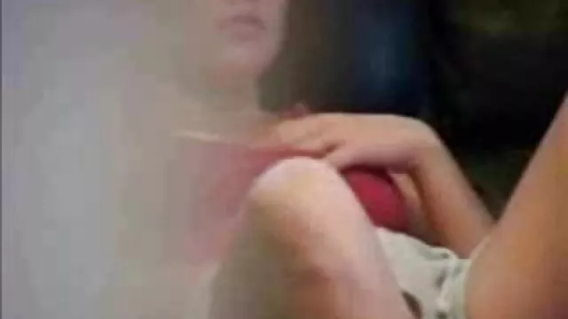 A szexre kiéhezett barát anya lánya leszbi szex többször is megbassza Lily Rader krémes punciját