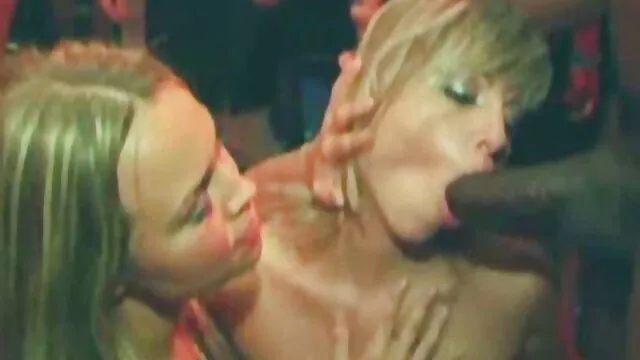 Nagy cici, szőke Kayla Kayden és nagy pattogó online porno videok ingyen hamis mellei