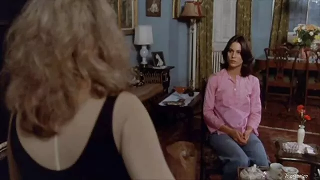 Kicsi ázsiai lány tinisexfilm szép mellekkel baszik két fiúval az ágyban