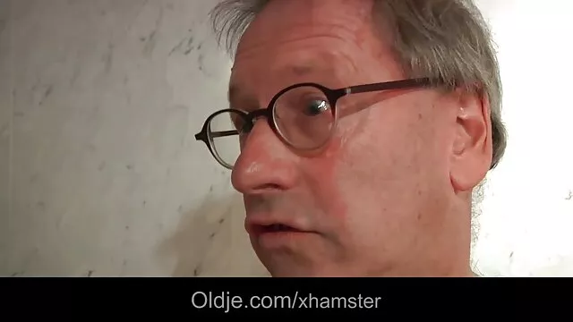A szexre éhes háziasszony, Anastasiya ingyenes xex filmek hatalmas melleivel és lédús, puffadt csípésével játszik