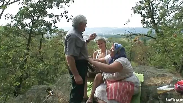 A dögös szőke, zsákmányos leszbiszex tehénlány meglepte a srácot necces lábjob edzéssel