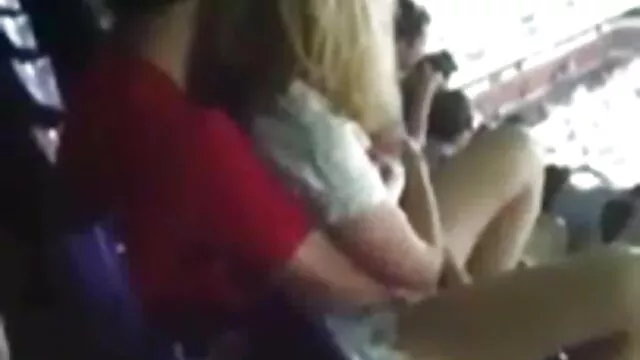 A csúnya, szőke kapát, Nikki Monroe-t hatalmas hamis kopogtatókkal anya fia szexfilm megeszik