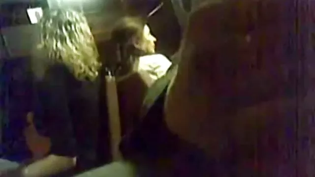 Buxom vörös hajú dumpster fingerfucks neki szex pornok punci a szabadban