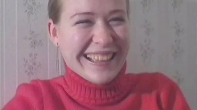 A buxom szőke Harmony Rose mélytorokba szívja a dögös nagyik farkat
