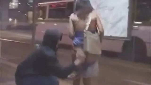 Két anya leszopja a fiát busty menyecske térdre állva szívja merev kakasát