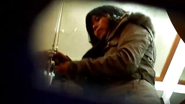 A gyönyörű barna Nonami Takizawának nagy dugás video mellei vannak leopárdmintás fehérneműje alatt