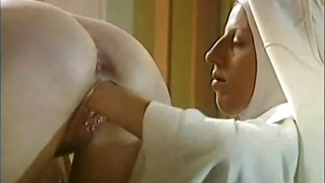A fiatal és játékos lány, Hitomi Kitamura feldobja gömbölyű, nedves apa lánya pornó testét
