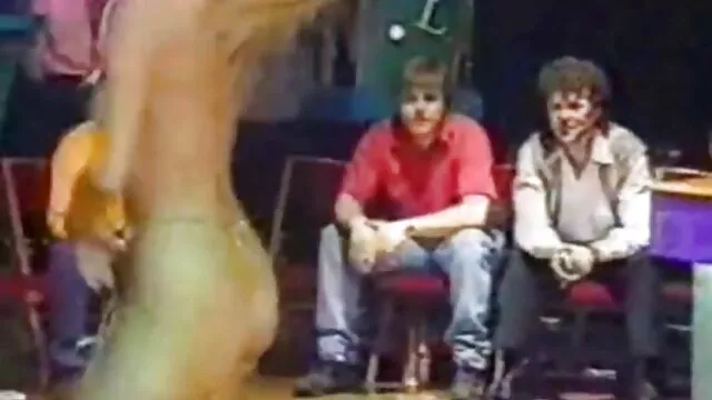 A bámulatos, dús seggbe baszás MILF Kora Cummings úgy született, hogy szuperkövér kakast lovagoljon a tetején