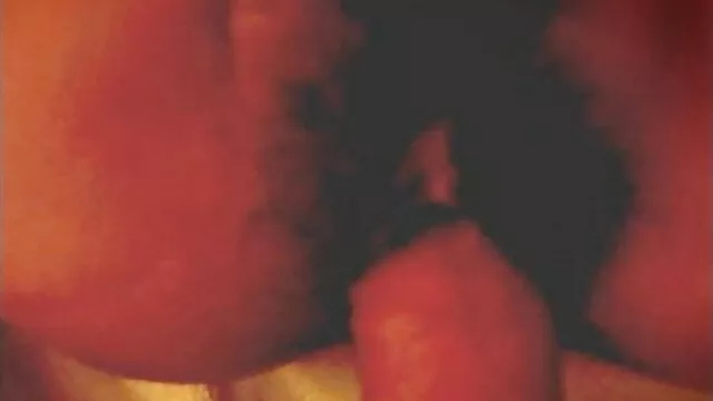 A haver rávette Emily Lee barátnőjét, hogy végezzen anális pornófilmekingyen szexet