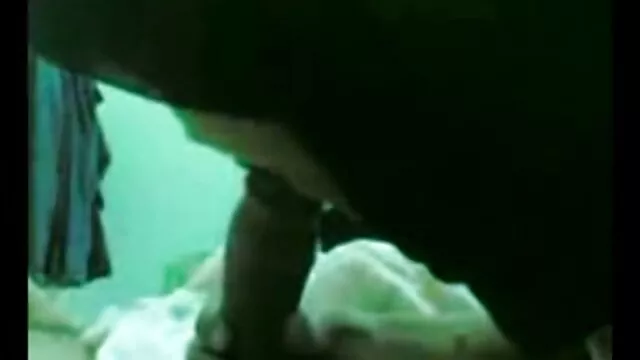 A szörny fekete dong megtámadja a fehér puncit, amely kefél egy kanos szőke kurvához tartozik