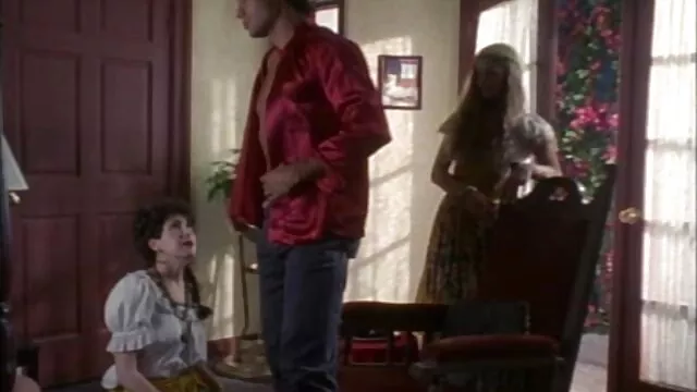 A perverz perver megbünteti egy megkötözött szukát a ingyen pornó film sötét pincében