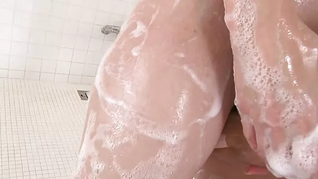 Étvágygerjesztő barna csaj hatalmas kancsókkal, igazán szép szopást ad erotikus sex film