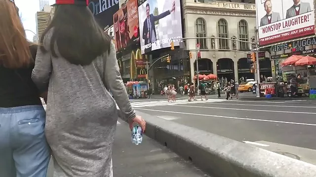 Az indiai anya ijedt tekintettel szőke nagymellű ad fejet a POV szexvideóban