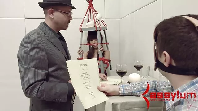 A slampos, krasznai tunde porno hosszú hajú tini leszbikusok fantasztikusan szexelnek az asztalon