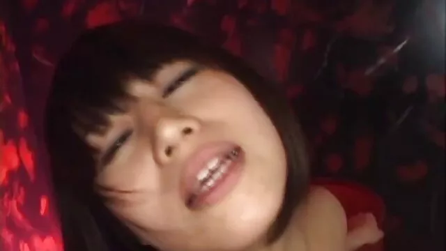 A karcsú barna tini lehajolni pornó filmek ingyen parancsot kap az erőszakos dominancia miatt
