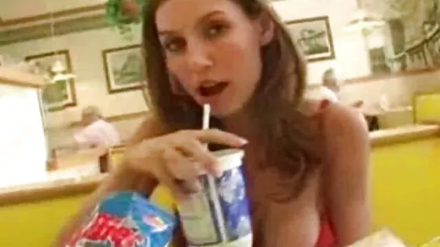 A szőke punci nyalàs Cristin Caitlin remek munkát végez, és megnyalja a punciját