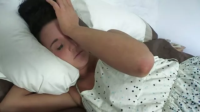 A kurva csaj, Ivy Aura nagy adagot vesz fel egy gőzölgő pornó oldalak anális szex után