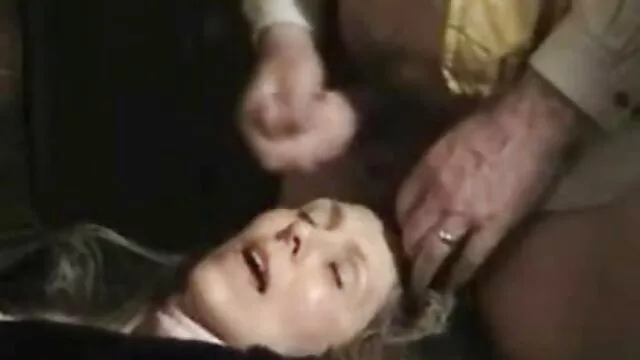 A slampos pina nyalás csaj Alexis Tae a fejét adja, és szexi lábbal rángatja a farkát