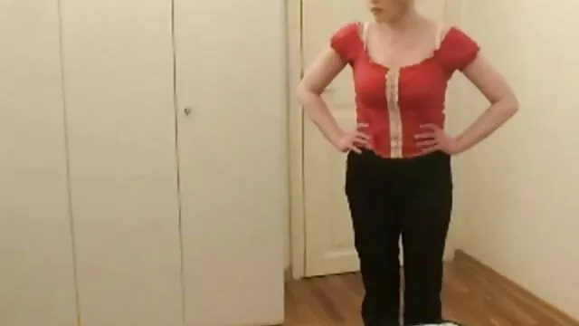 Az izgatott csoportos szex videok apuka vibrátorral ugratja YURIKA GOTOU barna punci ajkait